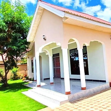 Boma la Ngombe Safi House Bed & Breakfast エクステリア 写真