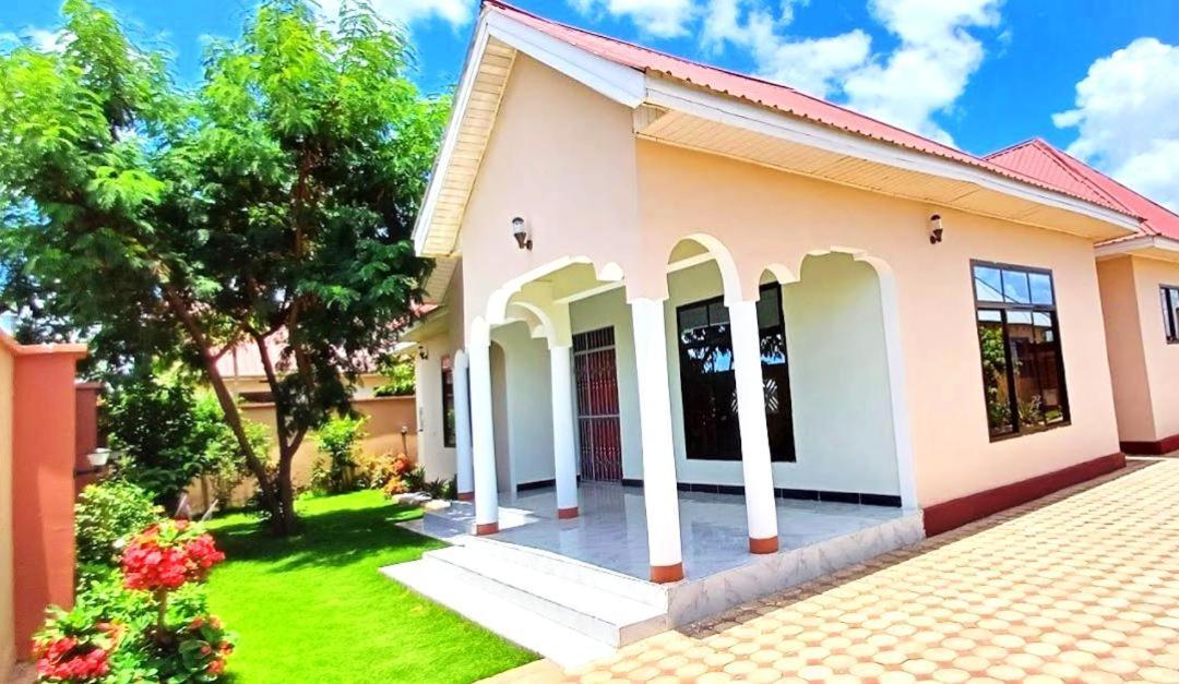 Boma la Ngombe Safi House Bed & Breakfast エクステリア 写真