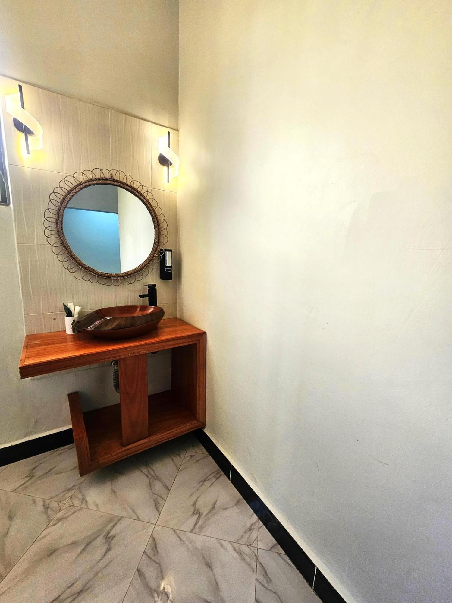 Boma la Ngombe Safi House Bed & Breakfast エクステリア 写真
