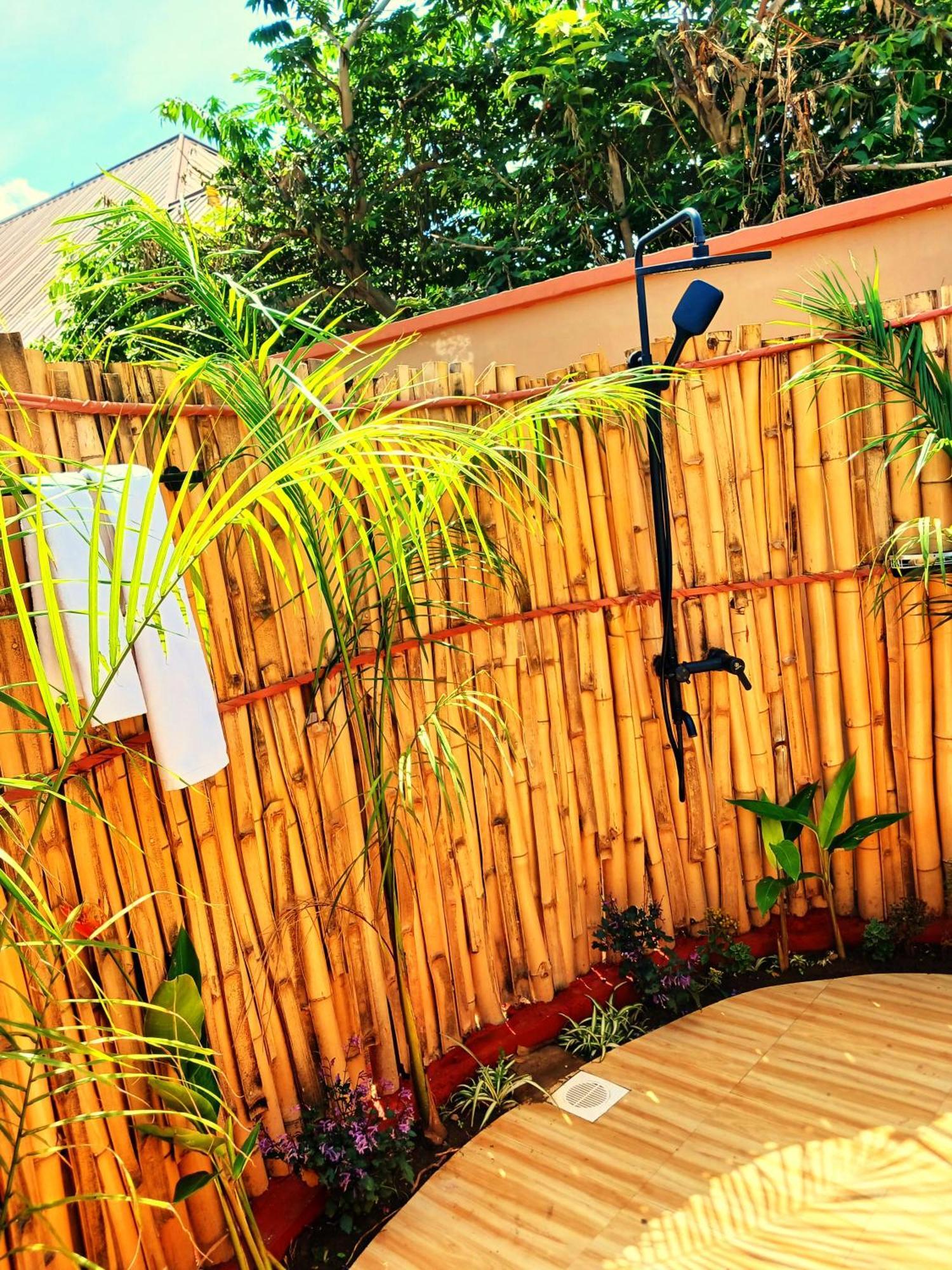 Boma la Ngombe Safi House Bed & Breakfast エクステリア 写真
