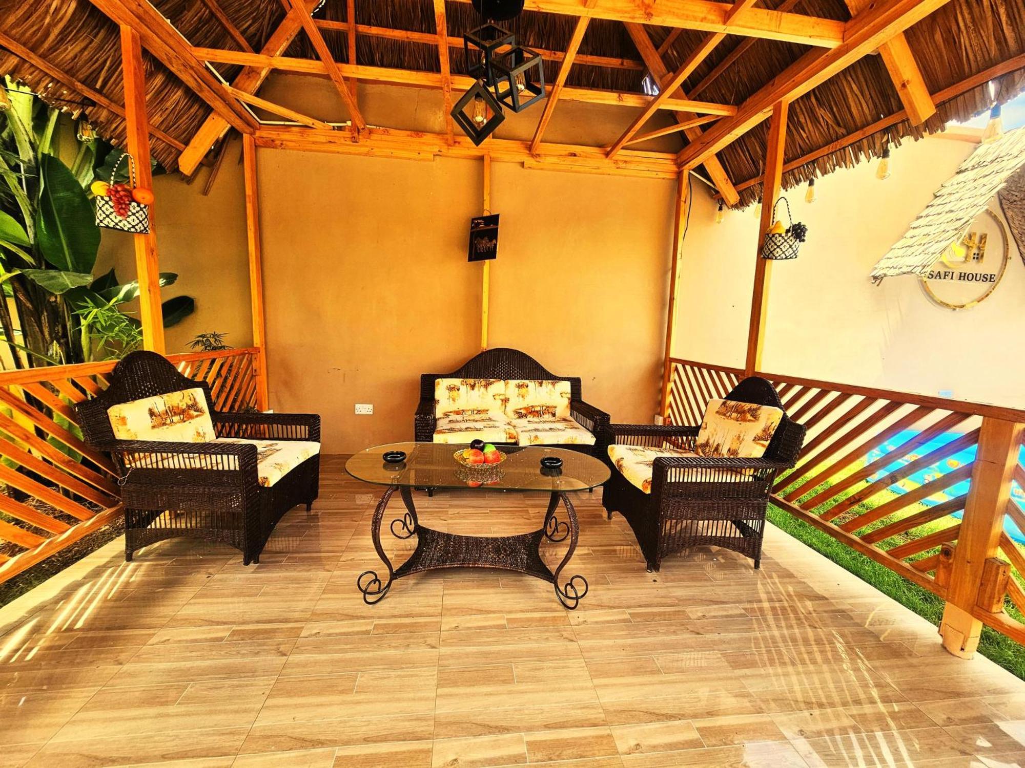 Boma la Ngombe Safi House Bed & Breakfast エクステリア 写真